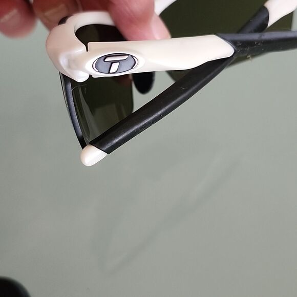 Tifosi Optics Sunglasses - Picture 4 of 5